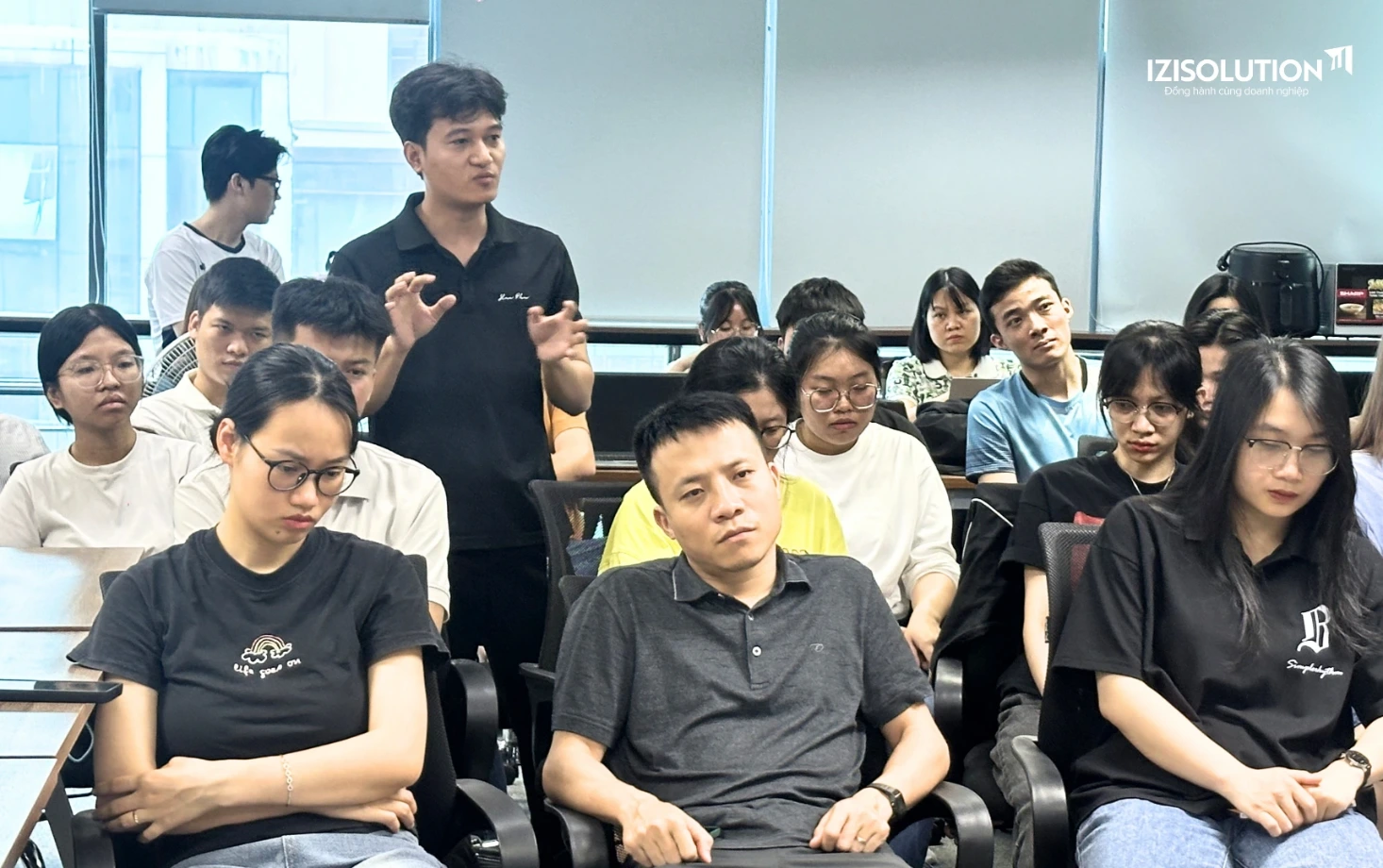 Đội ngũ IZISolution trao đổi về kỹ năng sử dụng AI trong công việc