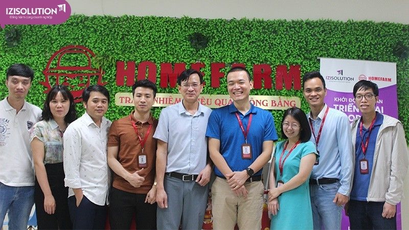 Đại diện IZISolution và Homefarm hợp tác triển khai phần mềm quản lý chuỗi bán lẻ iziPOS