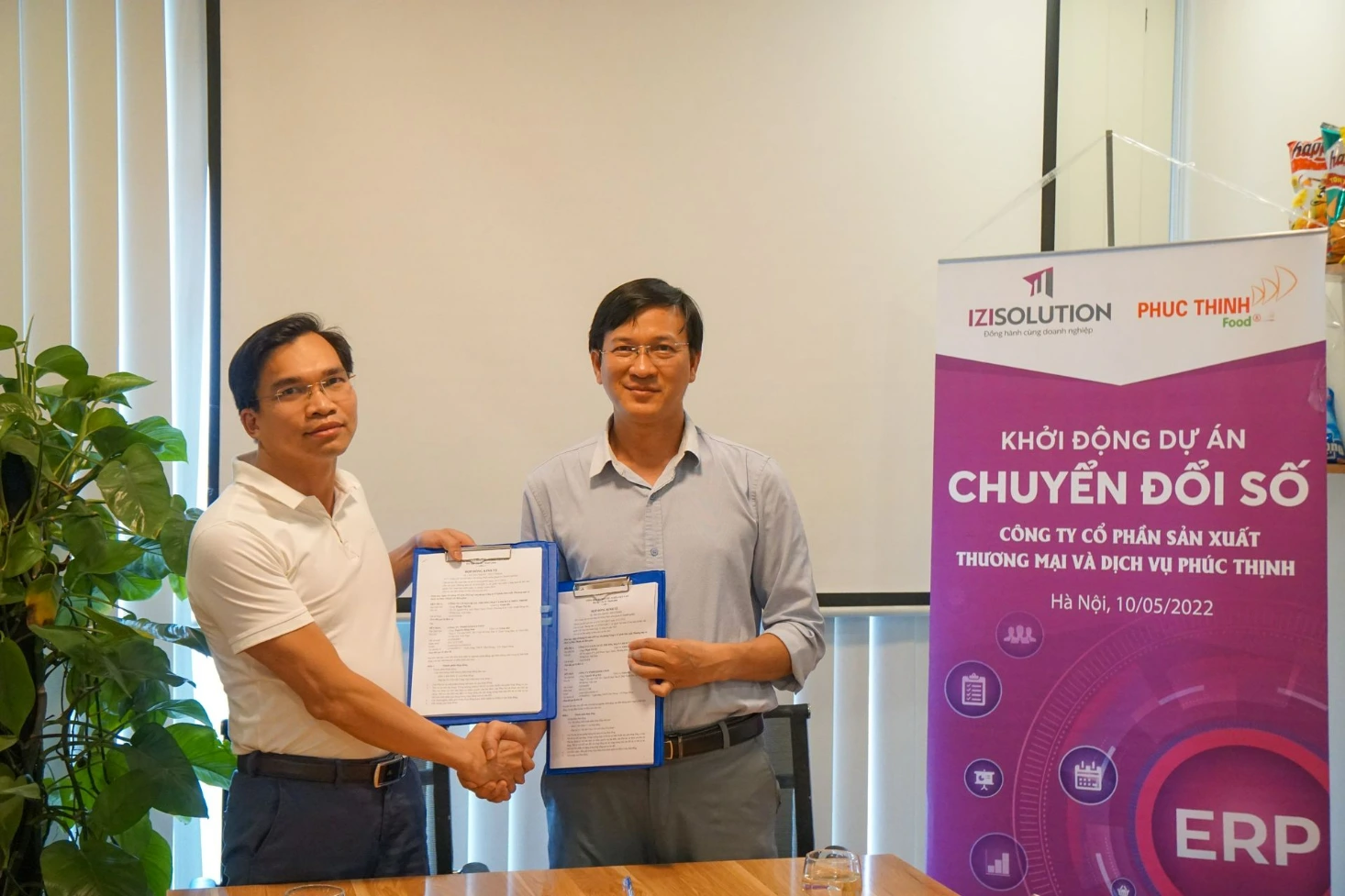 Ông Nguyễn Hồng Sơn và ông Phạm Thế Hỷ tại lễ khởi động dự án iziPOS của Phúc Thịnh Group
