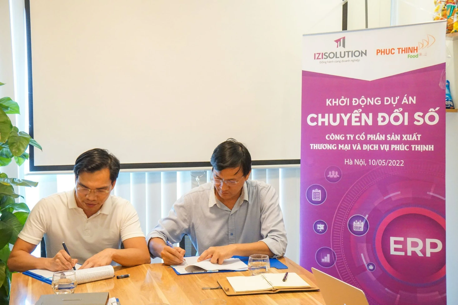 Đại diện IZISolution và Phúc Thịnh Group tại buổi khởi động dự án phần mềm quản lý bán hàng thực phẩm iziPOS